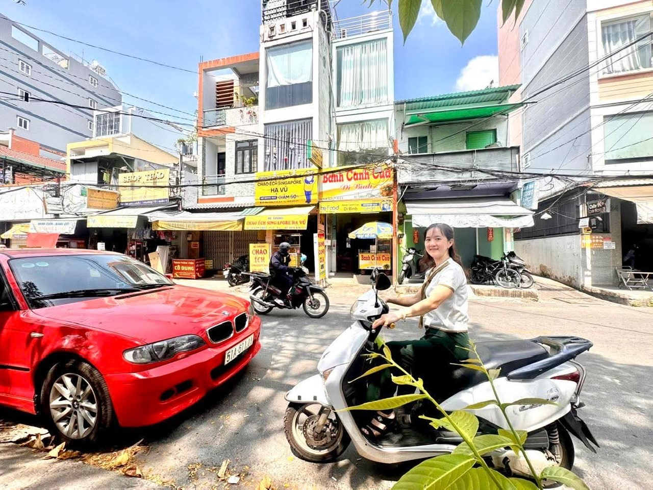 ĐỐI DIÊN TRƯỜNG TRUNG HOC NGUYỄN TRẢI -CÓ NHÀ CẦN BÁN- THUẬN TIỆN ĐI LẠI .XE HƠI TỚI CỬA. - Ảnh chính
